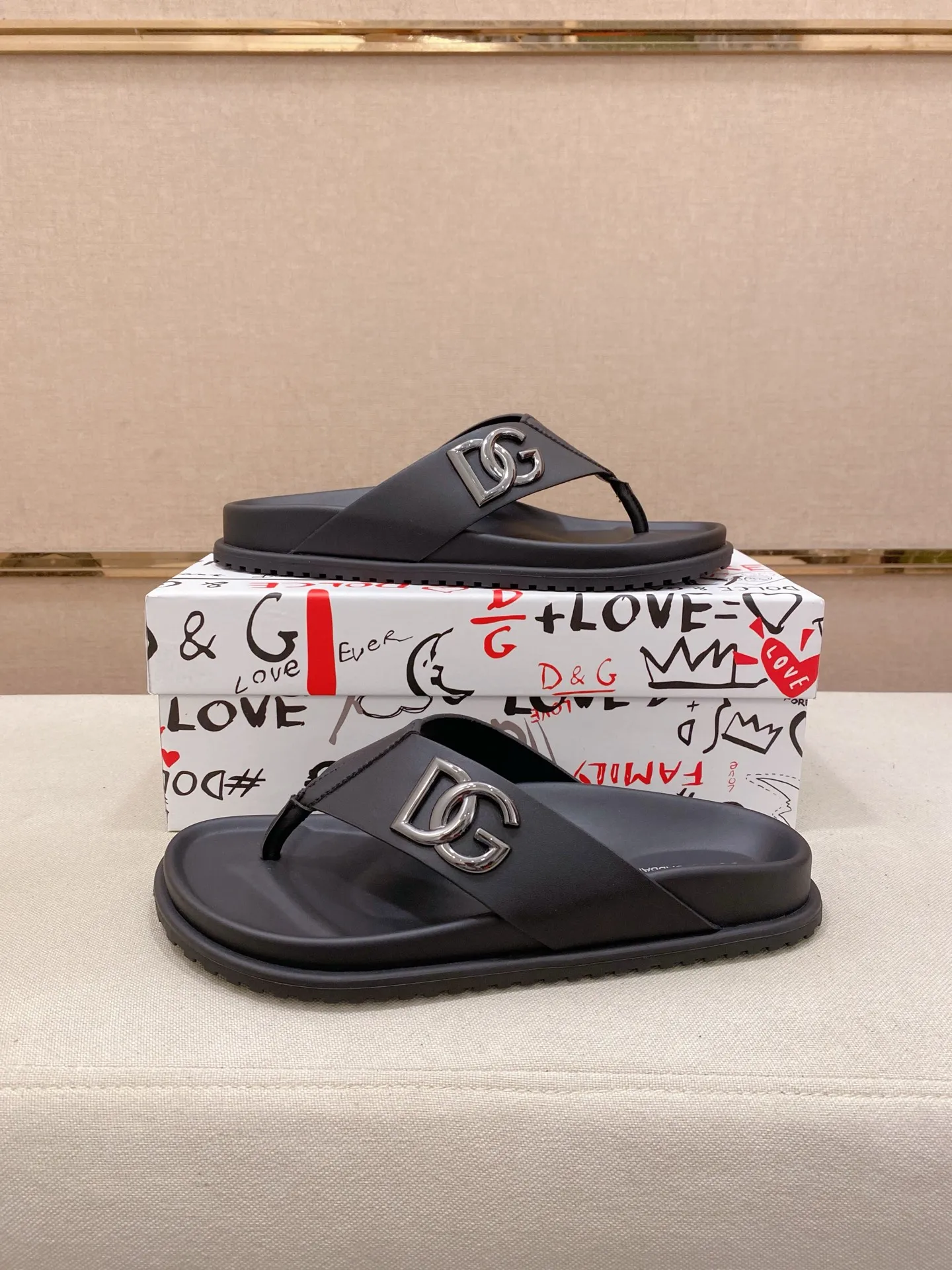 Factory price: 300💰 DG men's sandals and slippers. Showcase high-end style design. The DG strap is embellished with an aluminum DG buckle to enhance the style. Paired with a comfortable tonal notch sole, they pair easily with shorts or jeans for a sophisticated look. Main body: cow leather, technical fabric lining: cow leather, with adjustable straps, aluminum DG buckle, EVA insole, tonal notch rubber outsole splicing structure 👌 Size: 38-44 Customized 45